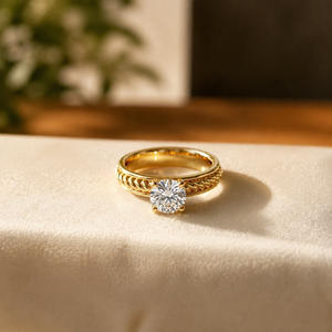 Anillo de Aniversario Chapado en Oro Amarillo con Diamante Solitario de Corte Brillante y Moissanita para Mujer - Product Image 1