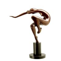 Sculpture en aluminium coulé qui émerge d'une forme contrôlée, d'une tension mesurée et d'une autorité silencieuse de l'expression moderne.