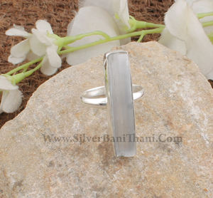 Anillo de Plata de Ley 925 Bañado en Satén con Selenita Blanca Natural Rectangular Engastada en Bisel, Piedra Curativa Geométrica para Fiesta, Venta al por Mayor - Product Image 4