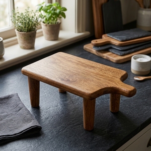 Planche à découper en teck style ferme avec pieds, plateau de service décoratif en bois pour tapas, charcuterie artisanale et préparation culinaire - Product Image 4