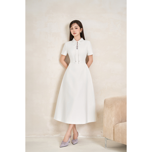 เดรสยาวทรงเข้ารูปสำหรับผู้หญิง คอปกปีเตอร์แพน รุ่น CLARA OEM / ODM ป้องกันไฟฟ้าสถิตย์ สไตล์เรียบง่าย เอวสูง เหมาะกับทุกฤดูกาล - Product Image 1