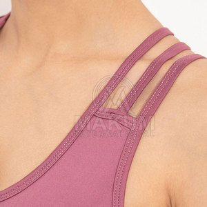 Sujetador deportivo elegante con tela premium, tacto suave y ajuste de soporte para uso en el gimnasio y entrenamientos. - Product Image 6