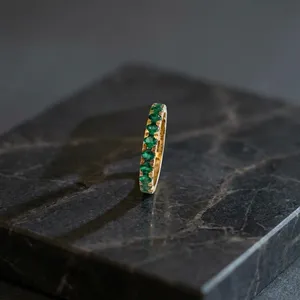 Bague demi-éternité minimaliste en or jaune massif 14 carats sertie d'émeraudes vertes cultivées en laboratoire pour femmes et enfants - Fiançailles - Product Image 3