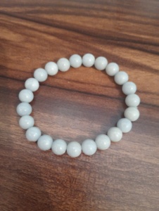 Bracelet en perles imitation perle classique SM-24 d'Amaira Jewels, unisexe, forme de boule, style vintage, couleur blanche, bijoux de mode pour mariage - Product Image 3