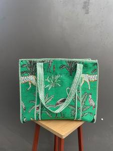 Sac fourre-tout matelassé en coton Kantha pour femme, fermeture ouverte, lot en gros avec doublure en tissu et deux poignées pour le voyage - Product Image 1