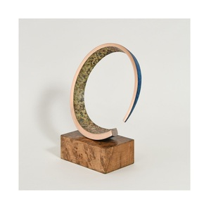 Escultura Moderna Abstracta de Bucle Abierto, Elegante Estatua de Cinta de Bronce con Pátina de Musgo sobre Base de Madera de Burl para Decoración de Lujo - Product Image 1