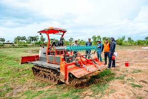Tractor Agrícola HOGICO HG80VN de 80HP con Motor Diésel Yunnei, Transmisión por Engranajes, Orugas de Goma, Alta Eficiencia, Color Naranja - Product Image 6