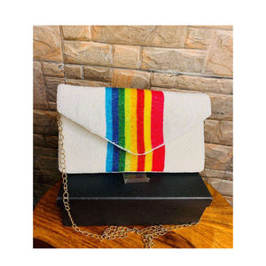 Elegante Bolso de Mano Tipo Sobre con Cuentas Blancas y Rayas, Forrado en Satén, Ideal para Fiestas - Product Image 1