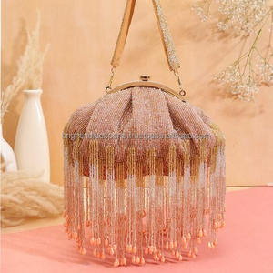 Pochette de soirée circulaire perlée avec franges et pompon, bandoulière élégante, fermeture magnétique étincelante, écologique - Product Image 1