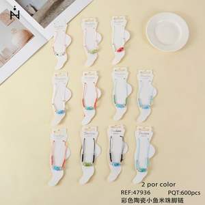 Chaîne de cheville en céramique colorée motif petit poisson TOBILLERA, chaîne de corps tendance avec détails de perles de riz - Product Image 1