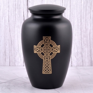 Urna Funeraria de Latón con Cruz Celta Negra y Dorada, Acabado Mate, para Cenizas Humanas, Recuerdo Funerario y Entierro - Product Image 1