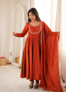 Robe Anarkali en soie romaine brodée de qualité supérieure, coupe fluide, avec pantalon et dupatta, tenue ethnique élégante et festive - Product Image 4