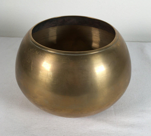 Maceta de latón antiguo con acabado dorado de primera calidad, perfectamente diseñada para un elegante estilo de jardín de temporada y para interiores. - Product Image 2