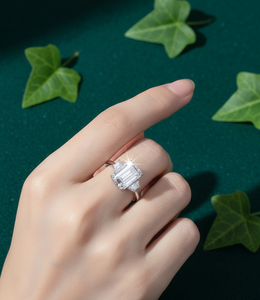 แหวนหมั้นโรแมนติกประดับมอสซาไนต์ทรงบริลเลียนต์คลาสสิกจาก AMBER JEWELS รับรองโดย IGI ชุบโรเดียม เงินแท้ 925 ตัวเรือนแบบหนามเตย - Product Image 1