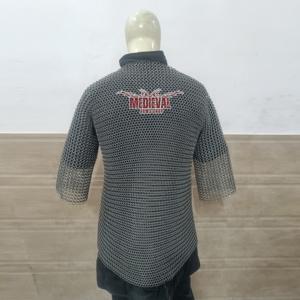 เสื้อเกราะโซ่อลูมิเนียมแบบแบนยุคกลาง ตกแต่งด้วยหนัง ผิวเคลือบอะโนไดซ์ ทำด้วยมือ ชุดเกราะอัศวินฮาวเบิร์ก แฟชั่นประวัติศาสตร์ - Product Image 3