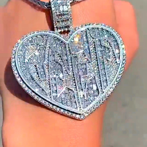 เครื่องประดับ Luxira Jewels สร้อยคอสแตนเลสสตีลรูปหัวใจประดับอักษร ฝังเพชรโมอิสซาไนต์แบบไมโคร ดีไซน์ฮิปฮอปสำหรับทุกเพศ เหมาะสำหรับงานปาร์ตี้ ชุบด้วยทองคำ 0.3 มิลลิเมตร - Product Image 1