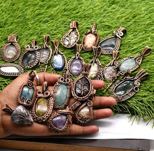 Collier pendentif artisanal vintage en fil de cuivre enroulé avec cristaux, breloques en pierre naturelle et strass pour femme, idéal pour les fêtes chrétiennes - Product Image 3