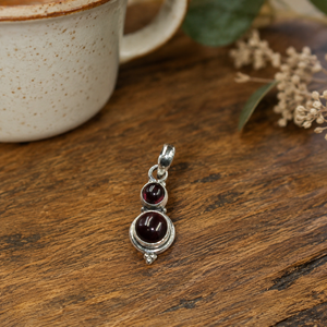Pendentif Charme Fait Main en Argent Sterling 925 avec Double Grenat Rouge, Plaqué Or Rose et Or, Bijou Cadeau pour Femme - Product Image 6