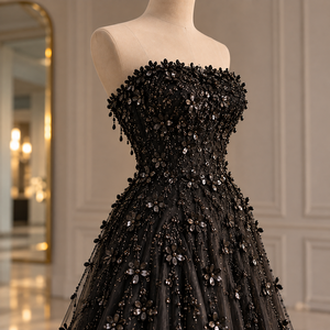 Robe de demoiselle d'honneur sans bretelles en tulle noir avec embellissements floraux perlés et sequins, coupe trapèze, longueur ras du sol, style moderne - Product Image 4