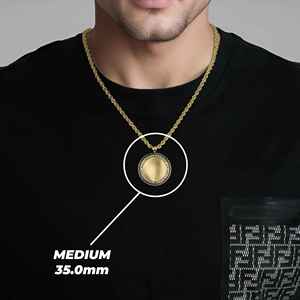 Colgante de Plata Chapado en Oro con Diamante Cultivado en Laboratorio de Corte Brillante, Certificado IGI, con Encanto de Borde Griego Personalizado para Guardar Recuerdos - Product Image 4