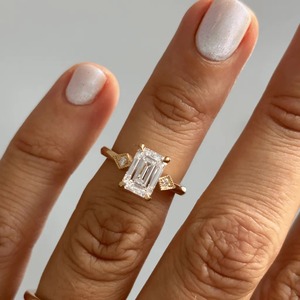 Anillo de Compromiso de Oro Amarillo de 14K con Diamante Cultivado en Laboratorio de Corte Esmeralda de 2CT y Piedras Laterales con Detalles de Diamantes - Product Image 2