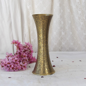 Vase haut de gamme en laiton luxueux avec une finition brillante et un motif floral exquis. Disponible au prix de gros - Product Image 4