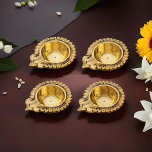 Juego de cuatro lámparas de aceite de latón pequeñas, borde decorativo adornado, decoración del hogar tradicional religiosa Vintage, lámpara de aceite de latón tradicional - Product Image 1