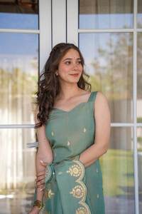 Ensemble Kurti en viscose Chanderi de créateur avec broderie Zari, bas et dupatta assortis – Vêtements ethniques élégants pour l'été et l'automne – Vente en gros - Product Image 2