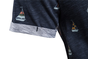 Camiseta Casual de Manga Corta con Cuello Redondo y Estampado de Veleros Azul Marino para Hombre, Corte Regular, Tejido de Punto de Algodón - Product Image 2