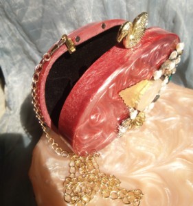 Bolso de Noche de Lujo Rojo con Efecto Mármol y Resina, con Cierre de Cisne Dorado, Incrustaciones Florales de Diamantes de Imitación, Bolso Ovalado para Novia/Boda - Product Image 2