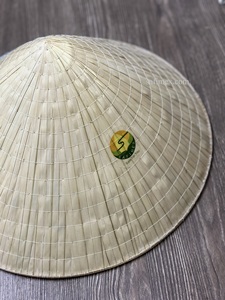 หมวกทรงกรวยใบปาล์มแบบดั้งเดิมของเวียดนาม หมวกไม้ไผ่ ของตกแต่งบ้าน งานฝีมือทำมือ 100% งานฝีมือไม้ไผ่แบบกำหนดเอง นอมลา เวียดนาม จากโรงงาน - Product Image 4