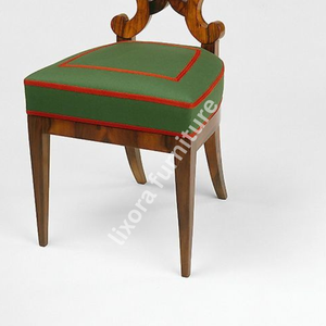 Chaise de salle à manger en bois massif artisanale de luxe, dossier sculpté orné, assise rembourrée en velours vert - Product Image 4