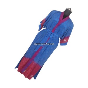 KL018 Kimono Largo de Seda Bohemio Vintage, Estilo Boho Gitano, Hecho con Sari Reciclado, Túnica Larga de Seda Vintage, Ropa de Dormir para Mujer - Product Image 1