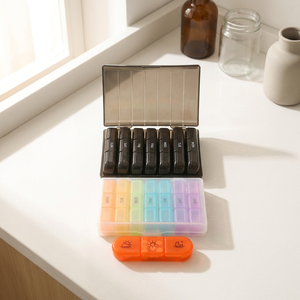 Organisateur de pilules hebdomadaire coloré à 7 compartiments, étui de rangement portable en plastique pour médicaments avec étiquettes quotidiennes pour la gestion des doses - Product Image 2
