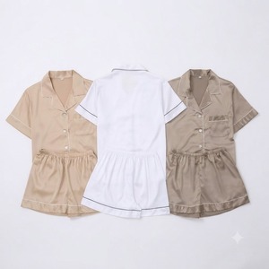Pyjama en satin pour femme, manches courtes, boutonné, vêtements de nuit doux et lisses, haut décontracté assorti à un short décontracté - Product Image 1