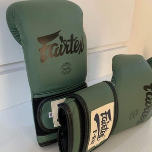 Gants de boxe en cuir vert Fairtex F-Day avec fermeture Velcro et sangle de poignet réglable – Équipement d'arts martiaux pour adultes - Product Image 2