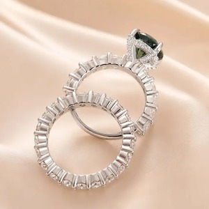 Anillo de Compromiso de Plata 925 con Moissanita Verde de 3 Ct, Corte Redondo, con Halo Oculto, y Anillo de Boda Clásico de 2.5 Ct, Corte Redondo, en Venta para Exportación - Product Image 6