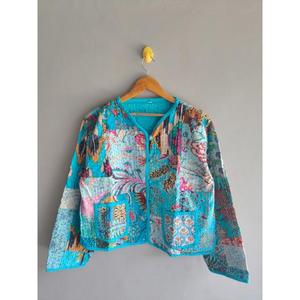 Veste réversible vintage en patchwork pour femme, cardigan en coton à fleurs, manteau d'hiver avec poches, cadeau pour elle - Product Image 1