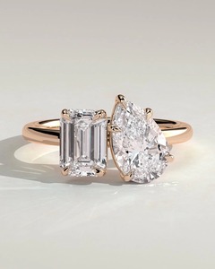 Bague de fiançailles Orinora émeraude et poire avec halo caché Toi et Moi, diamant de laboratoire certifié IGI - Product Image 1