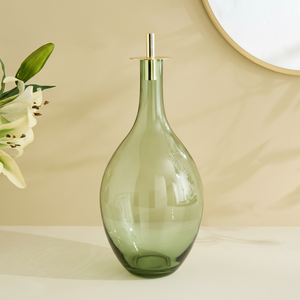 Vase de sol moderne en métal vert avec élégant accent métallique sur le dessus, fait main, résistant à la rouille, pour la décoration de la maison et de la table de luxe - Product Image 1