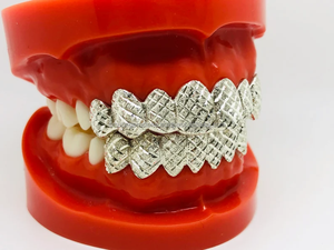 Grilles de bouche à dents de diamant Grillz VVS Moissanite en argent sterling 925 glacé Hip Hop sur mesure de l'exportateur indien - Product Image 6