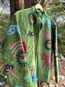 Chaqueta Boho Verde Llamativa con Arte Folclórico Colorido, Estilo Étnico Floral Suzani Hecho a Mano, Abrigo Distintivo para Festivales, Regalo para Ella - Product Image 4