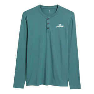 Chemise Henley décontractée avec détail boutonné sur le devant et tissu léger pour un port facile, chemise Henley élégante - Product Image 1