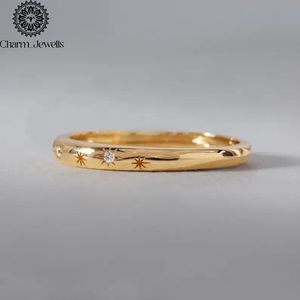 แหวนแต่งงาน Charm_Jewells สีเหลืองทอง ประดับโมอิสซาไนต์ ลายดาว ดีไซน์มินิมอล แบบฝังเพชร สำหรับทุกเพศ ใส่ได้ทุกวัน - Product Image 1
