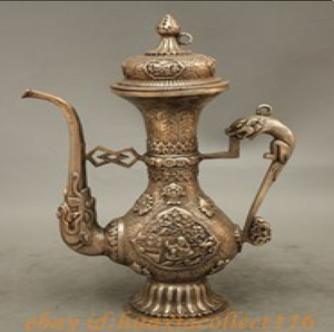 Surahi antiguo con acabado plateado, presenta incríbilmente complejas grabas en relieve tradicionales y un pico con forma de animal. Disponible al por mayor - Product Image 1