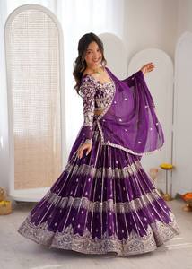Ensemble Lehenga avec broderie de fils et de paillettes, modèle de designer à grand évasement de 3,5 mètres, spécial célébrations - Product Image 4