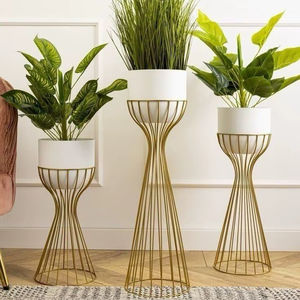 Support de plante d'intérieur moderne en métal doré, élégant, léger et durable, avec cadre en fil doré, marque MTK, écologique, finition thermolaquée - Product Image 1