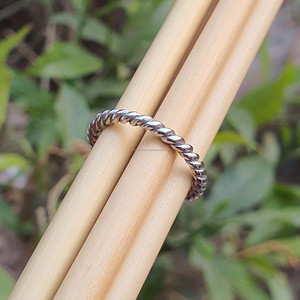 Alliance de mariage pour femme en argent sterling 925 plaqué or 14 carats avec moissanite, anneaux empilables délicats, design torsadé en corde - Product Image 2