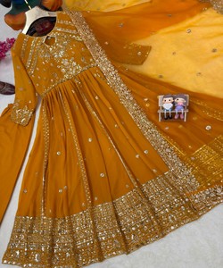 Robe élégante en georgette avec travail de sequins Zari, longueur ras du sol, tenue ethnique pour mariage, style Inde Pakistan 85553 VRINDAVAN- LC 1481 - Product Image 3
