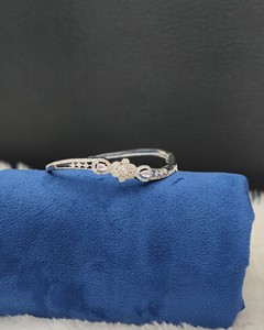 Bracelet ouvrable pour femme, serti de diamants américains étincelants, idéal pour les réceptions et les soirées, fabriqué par Flower Center Pave. - Product Image 3